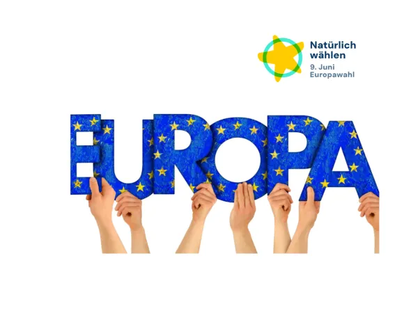 Mehrere Hände halten Buchstaben hoch, die zusammen den Schriftzug "Europa" ergeben.